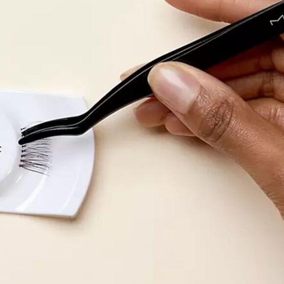 MAC Cosmetics Lash Applicator - Picture 2 of 12